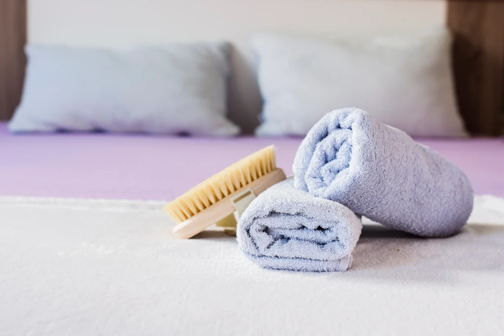 cleanin a mattress at home using DIY methods